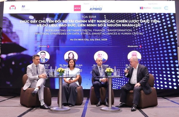 Các diễn giả tại phiên thảo luận  chủ đề “Đạo đức trong kỷ nguyên dữ liệu và AI”. Ảnh: BTC