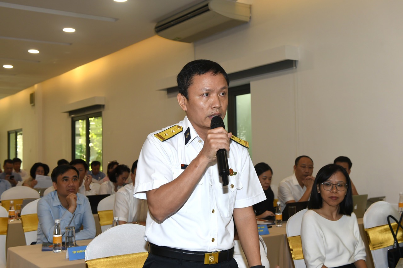 Đại diện Tổng C&ocirc;ng ty T&acirc;n Cảng S&agrave;i G&ograve;n đ&oacute;ng g&oacute;p &yacute; kiến.