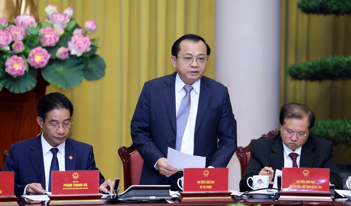 Thứ trưởng Bộ T&agrave;i ch&iacute;nh L&ecirc; Tấn Cận giới thiệu Luật Quản l&yacute; v&agrave; đầu tư vốn Nh&agrave; nước tại doanh nghiệp.