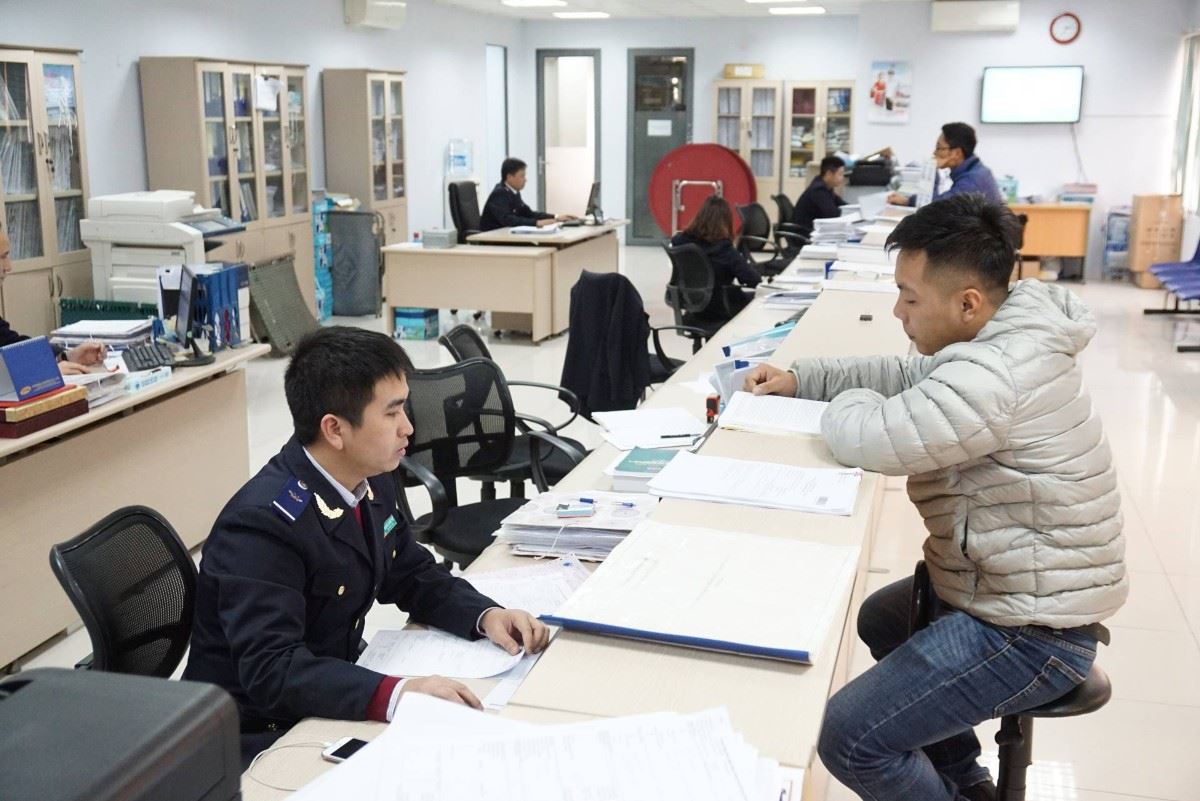 Đề xuất hạ mạnh ngưỡng miễn thuế với hàng nhập khẩu giá trị nhỏ