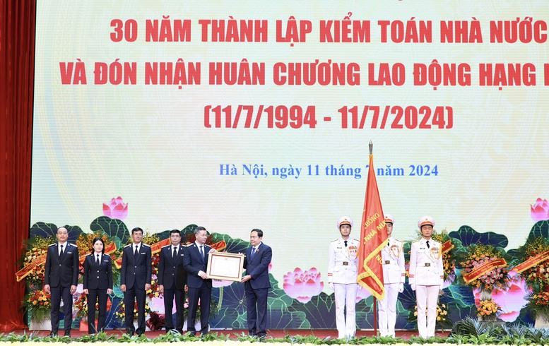 Kiểm toán Nhà nước long trọng tổ chức kỷ niệm 30 năm thành lập và đón nhận huân chương lao động hạng nhất.