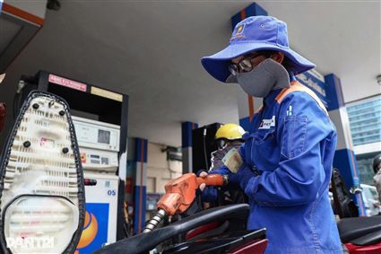 Fuel Retailers Race to Cut Prices: Good News for Consumers