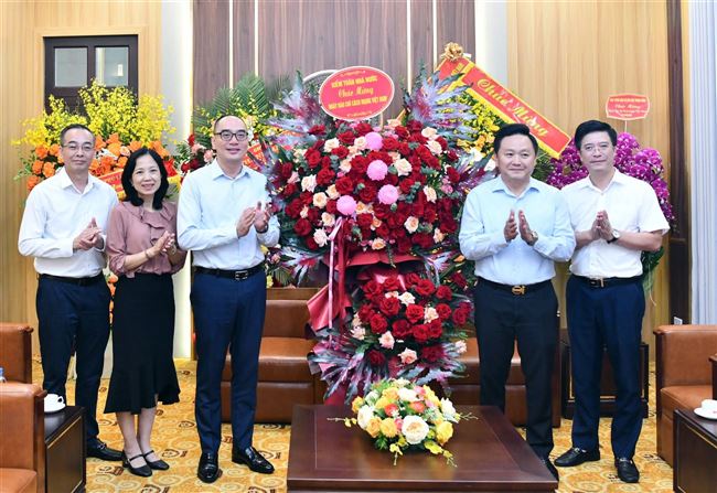 Phó Tổng Kiểm toán nhà nước Bùi Quốc Dũng chúc mừng các cơ quan thông tấn, báo chí