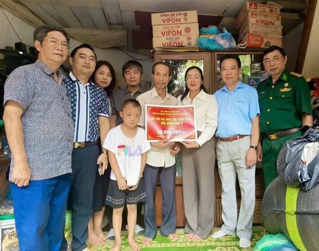 Đảng uỷ Doanh nghiệp phường Thanh Xuân hỗ trợ sửa chữa nhà ở cho gia đình cựu chiến binh